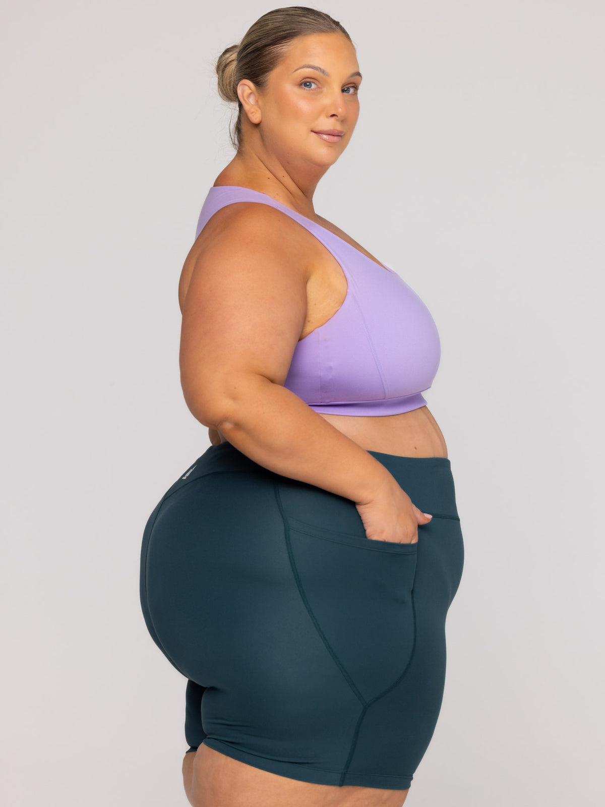 Shae is wearing our Bra in size 3XC (E-HH) and our Shorts in size 3XC. She is AUS 22-24 and 167cm tall.