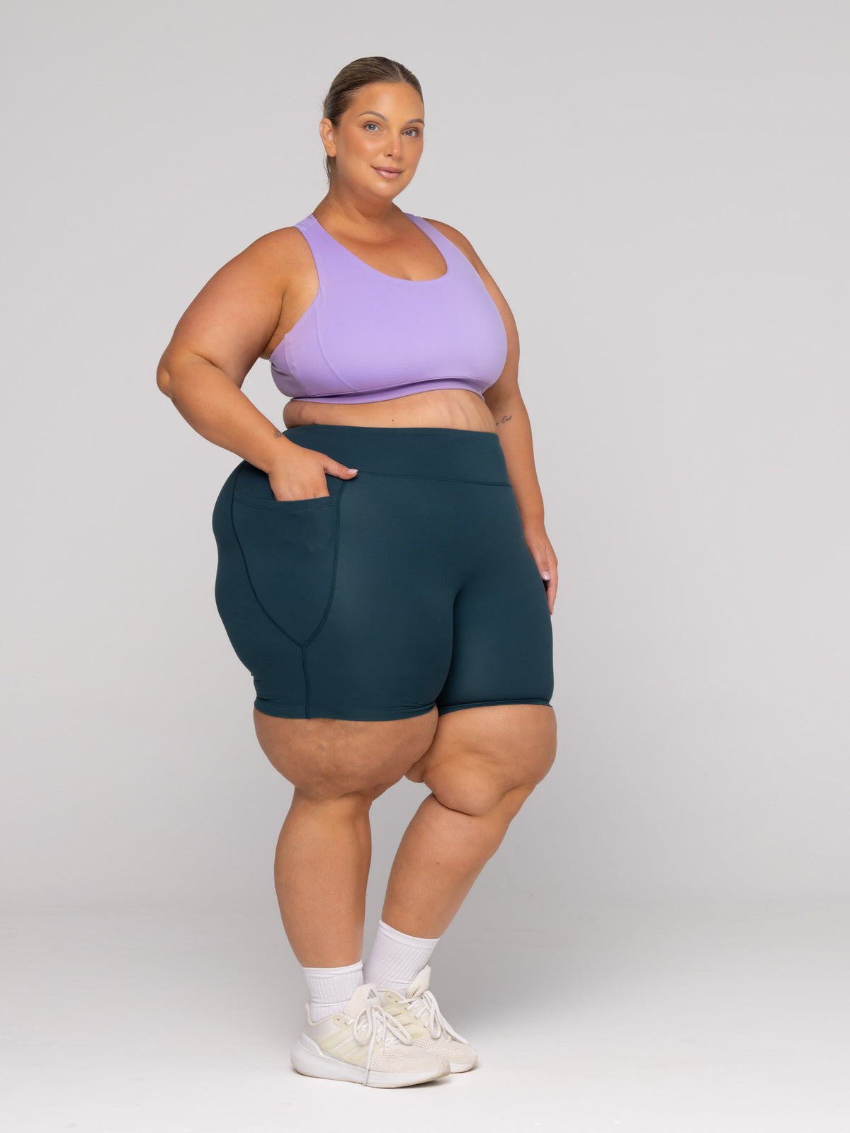 Shae is wearing our Bra in size 3XC (E-HH) and our Shorts in size 3XC. She is AUS 22-24 and 167cm tall.
