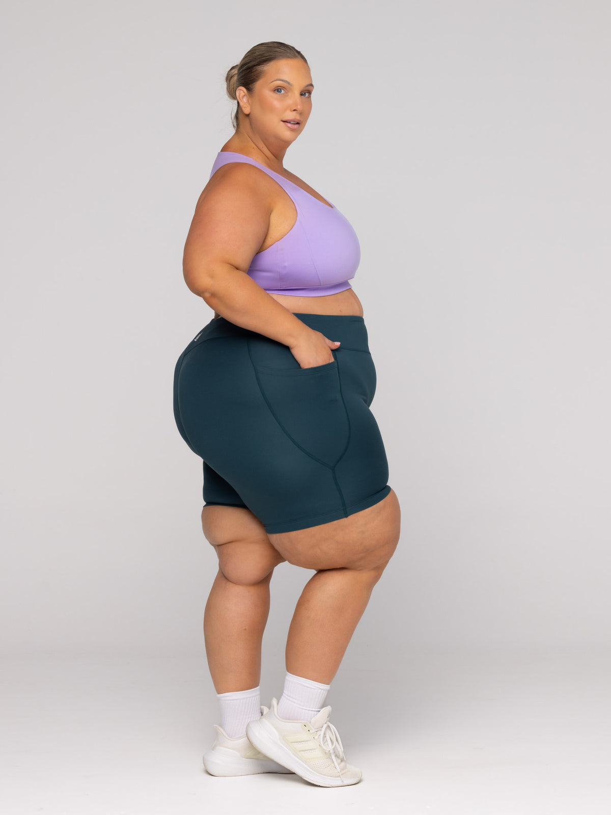 Shae is wearing our Bra in size 3XC (E-HH) and our Shorts in size 3XC. She is AUS 22-24 and 167cm tall.