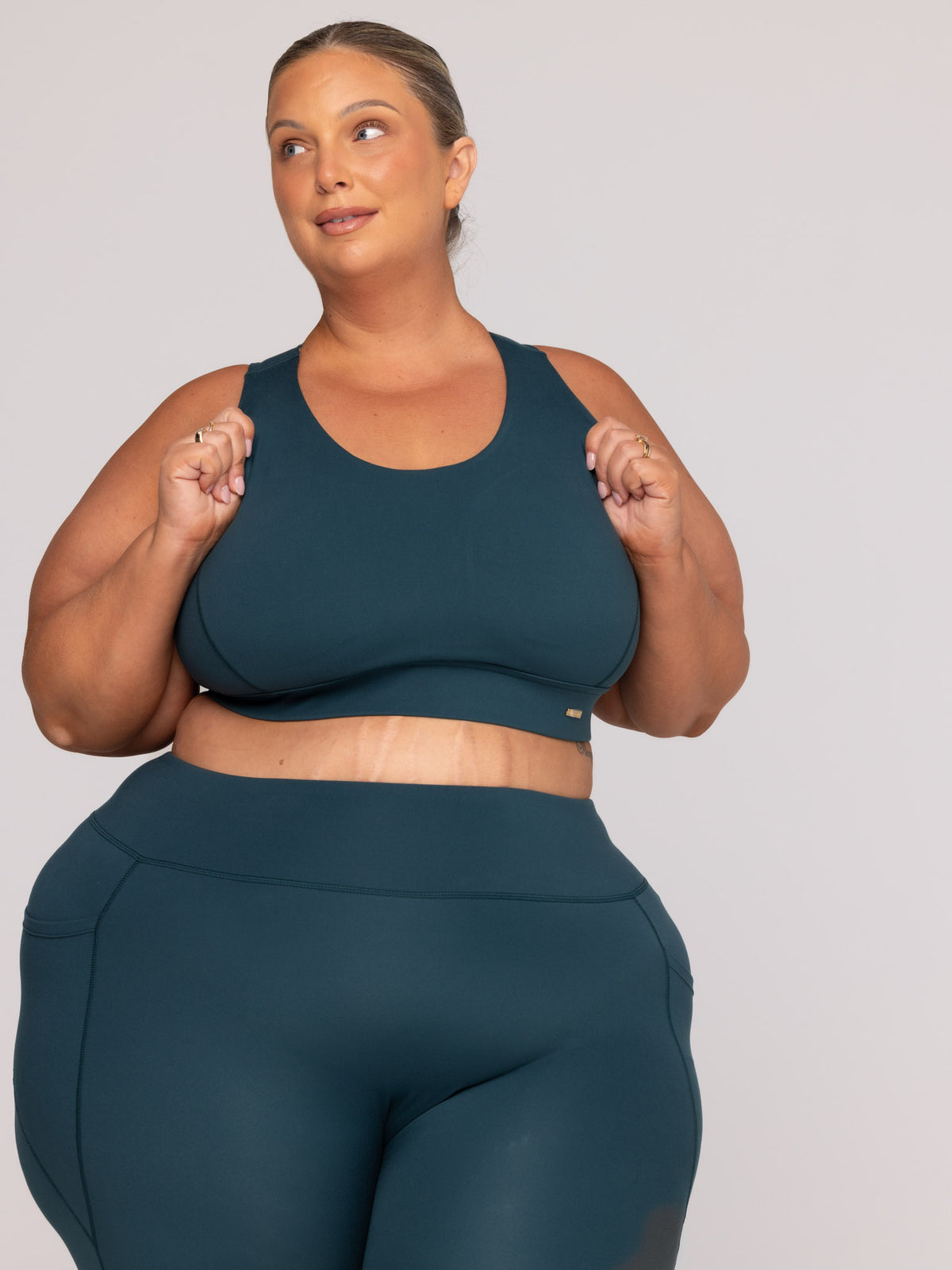 Shae is wearing our Bra in size 3XC (E-HH) and our leggings in size 3XC. She is AUS 22-24 and 167cm tall.