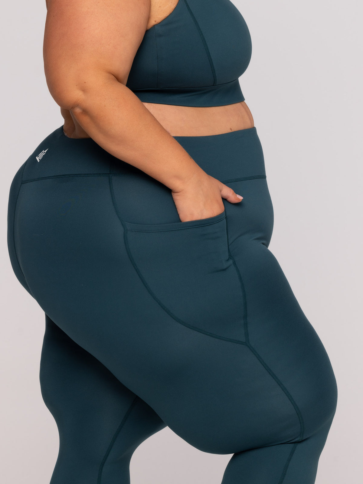 Shae is wearing our leggings in size 3XC. She is AUS 22-24 and 167cm tall.