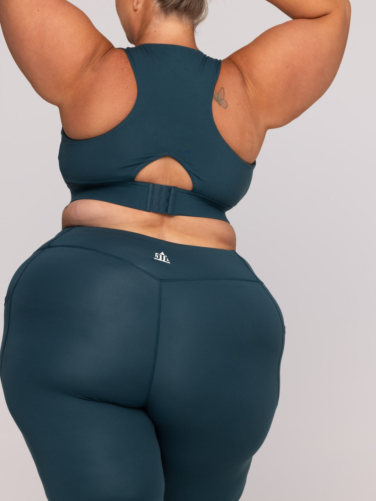 Shae is wearing our Bra in size 3XC (E-HH) and our leggings in size 3XC. She is AUS 22-24 and 167cm tall.