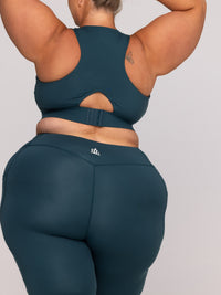 Shae is wearing our Bra in size 3XC (E-HH) and our leggings in size 3XC. She is AUS 22-24 and 167cm tall.