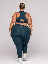 Shae is wearing our Bra in size 3XC (E-HH) and our leggings in size 3XC. She is AUS 22-24 and 167cm tall.