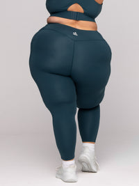 Shae is wearing our leggings in size 3XC. She is AUS 22-24 and 167cm tall.
