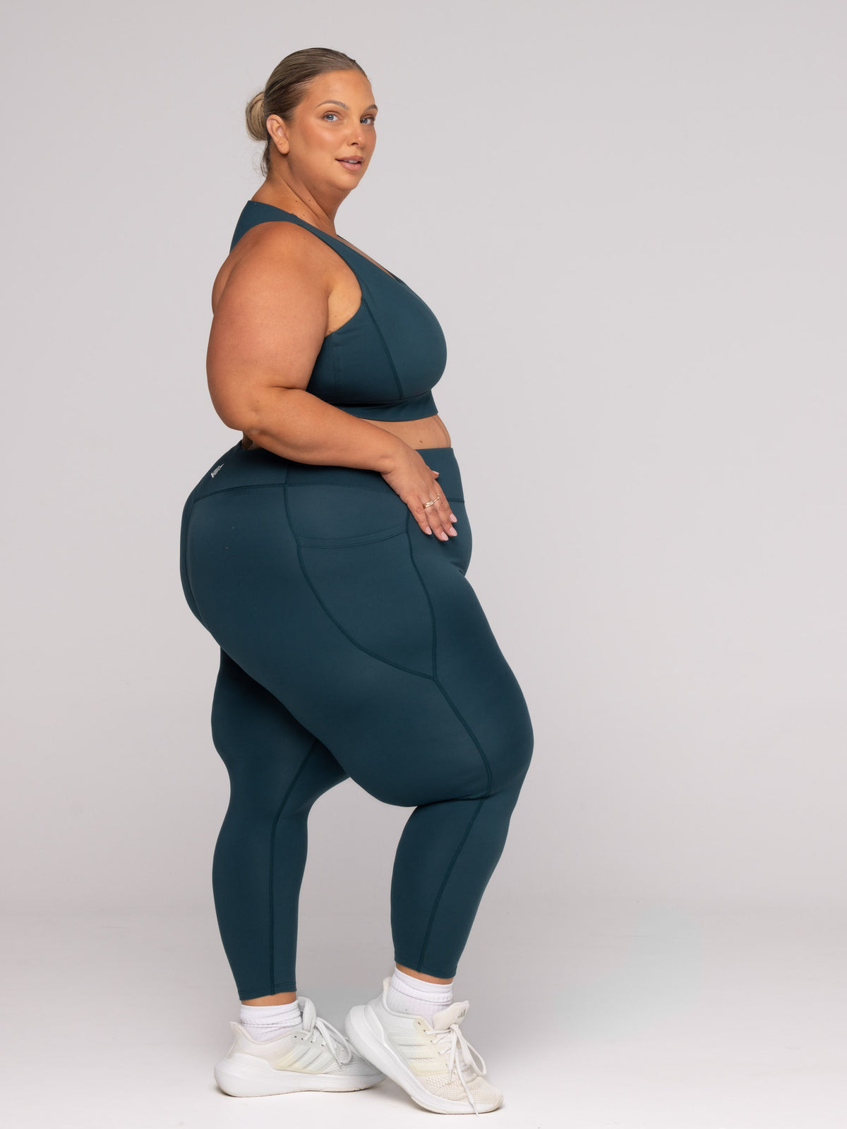 Shae is wearing our Bra in size 3XC (E-HH) and our leggings in size 3XC. She is AUS 22-24 and 167cm tall.