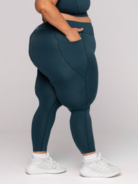 Shae is wearing our leggings in size 3XC. She is AUS 22-24 and 167cm tall.