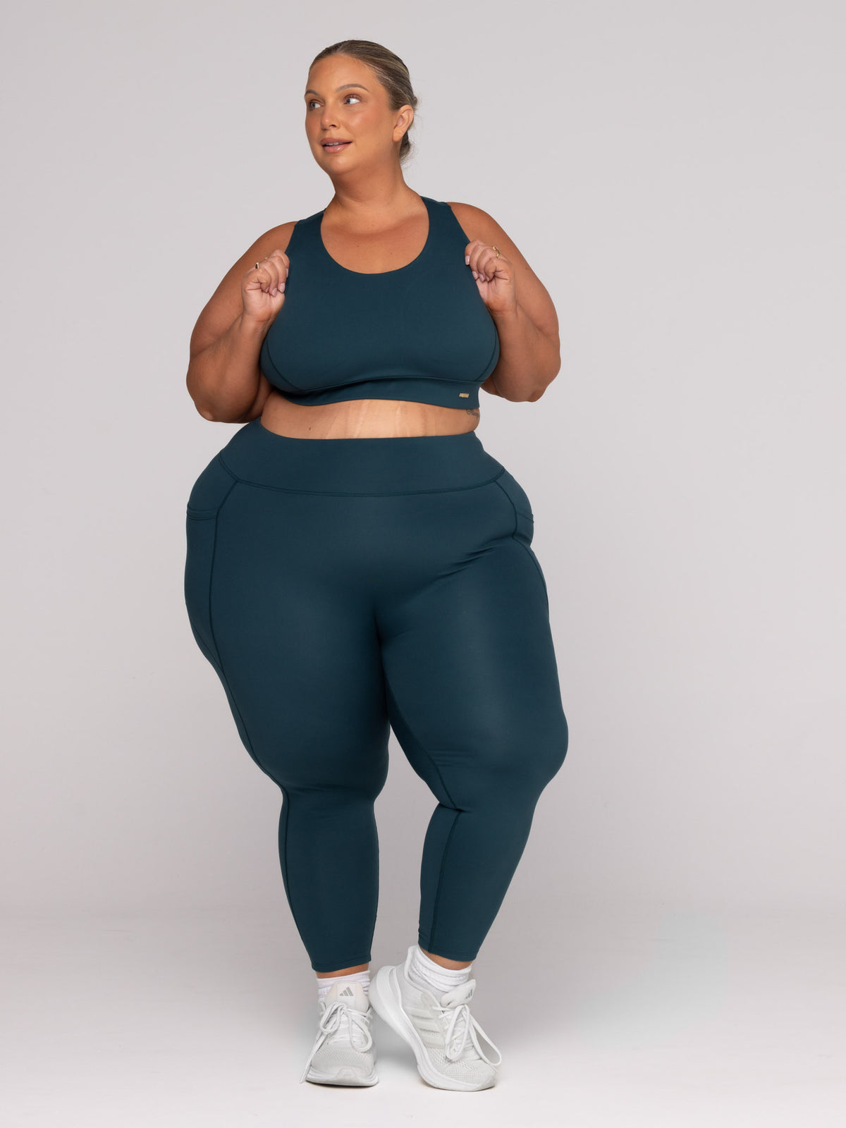 Shae is wearing our Bra in size 3XC (E-HH) and our leggings in size 3XC. She is AUS 22-24 and 167cm tall.