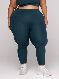 Shae is wearing our leggings in size 3XC. She is AUS 22-24 and 167cm tall.
