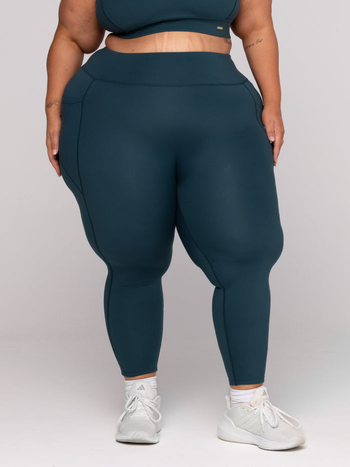 Shae is wearing our leggings in size 3XC. She is AUS 22-24 and 167cm tall.
