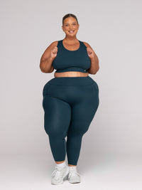 Shae is wearing our leggings in size 3XC. She is AUS 22-24 and 167cm tall.